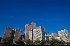 再刷纪录！9500车位全球最大汽车运输船上海首航赴欧