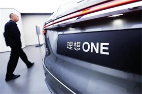 “老实人”赛力斯，巨亏百亿赌明天